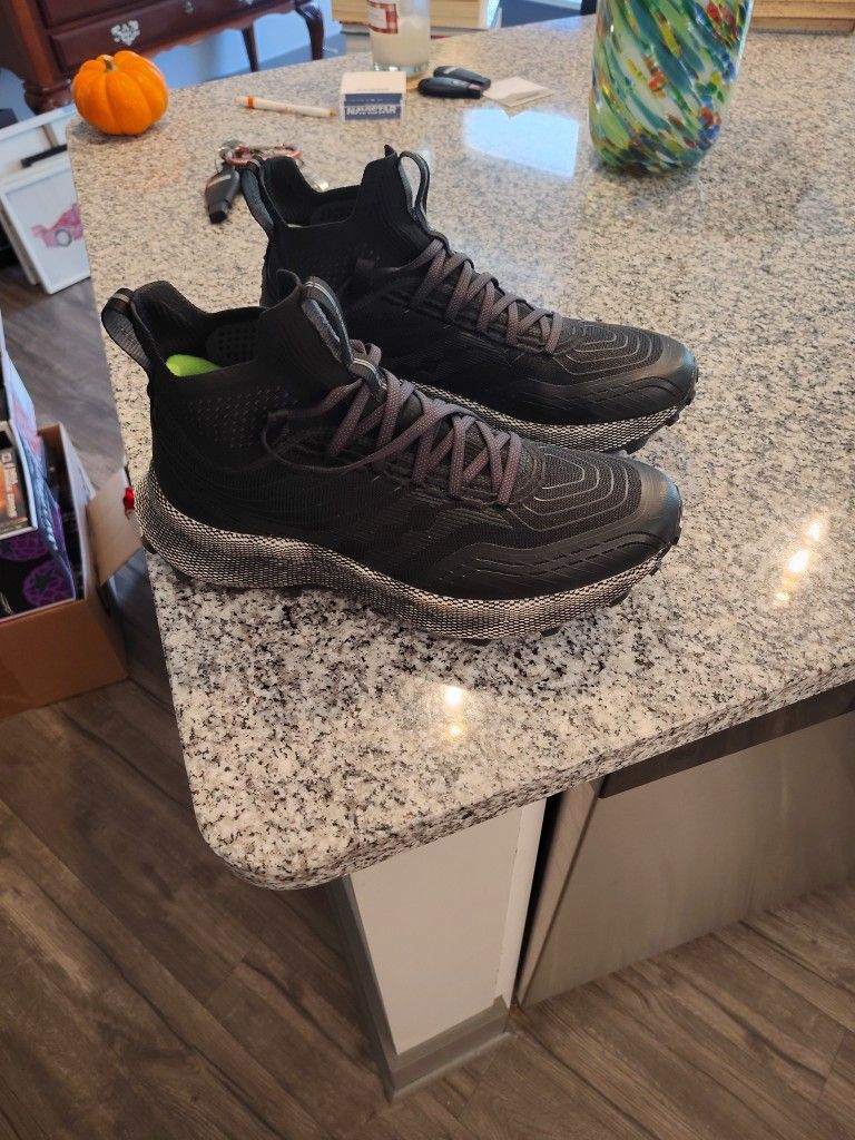 men's 10.5 Saucony Endorphin Trail hiking shoes/boots
