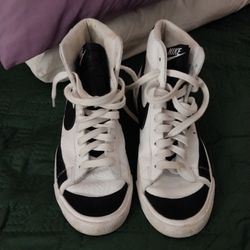 Men's Nike Hi Top With Black Nike On The Side Size 7.5 40 Dollars 