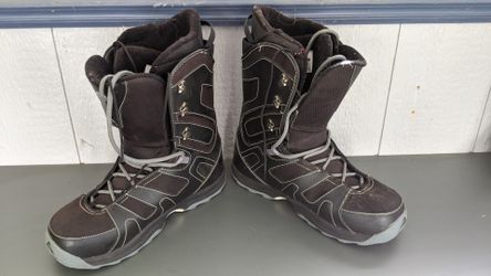 Snowboarding boots
