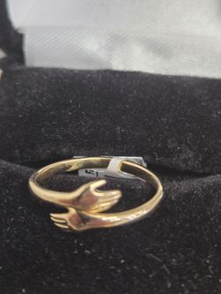 14kt hugging hands ring