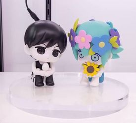 Omori and Basil sitting figures