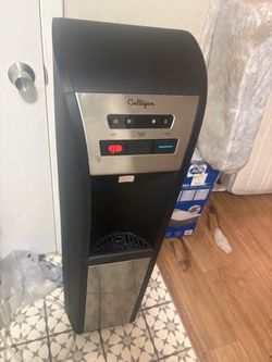 Dispensador de agua cómo nuevo $49