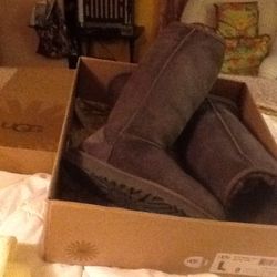 Like New Ugg tall classic sz 9