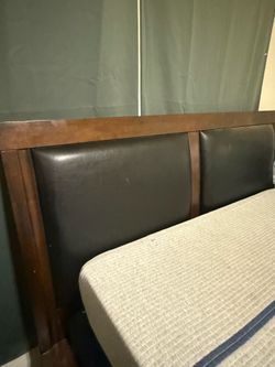 Queen bad and wood frame