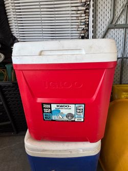 Wheeled cooler red