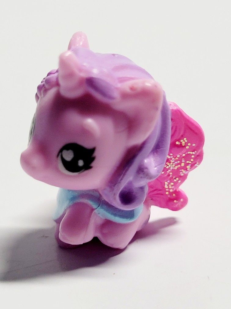Hatchimals CollEGGtibles Unicorn Shampolly From The Unicorn Hairstylists Family. The object in the image is a Hatchimals CollEGGtibles figure, specifi