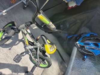 Huffy Rock IT Kids Bike With Training Wheels