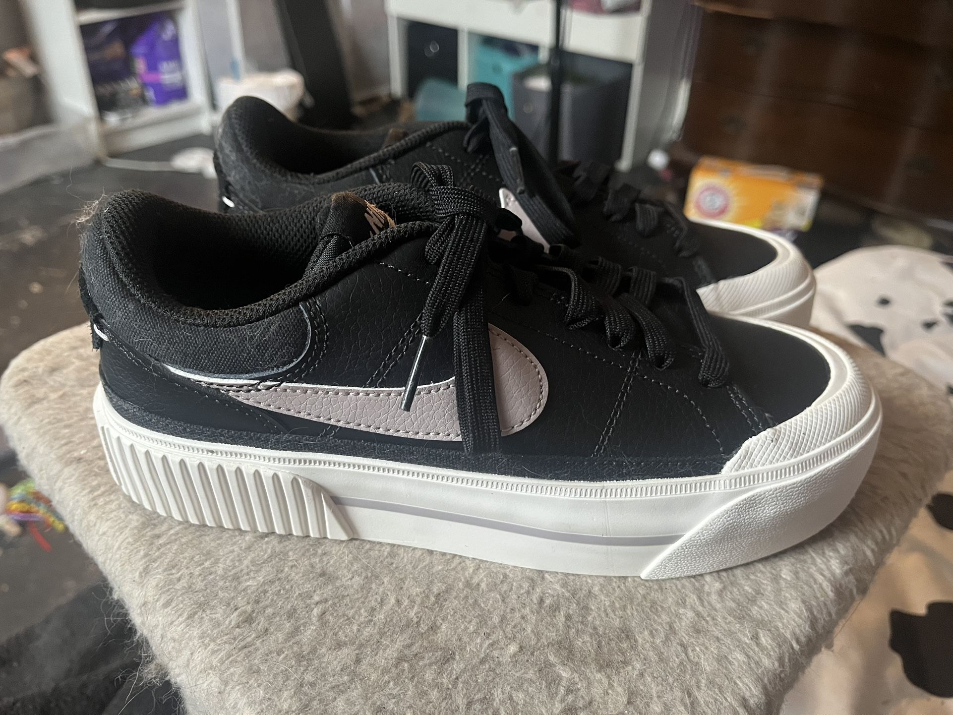 Nikes Size 5.5 Woman’s