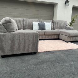 Huge Light Grey Sectional Couch Sofa From Ashley Furniture In Excellent Condition - FREE DELIVERY 🚛