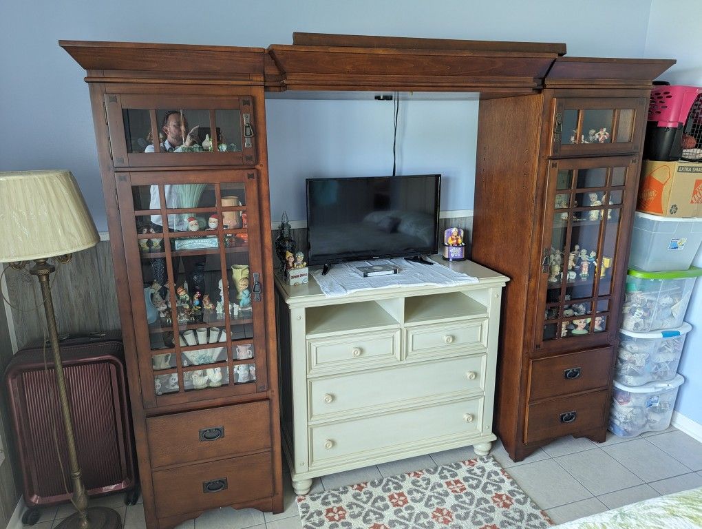 Entertainment Bedroom/living room shelf towers display with light