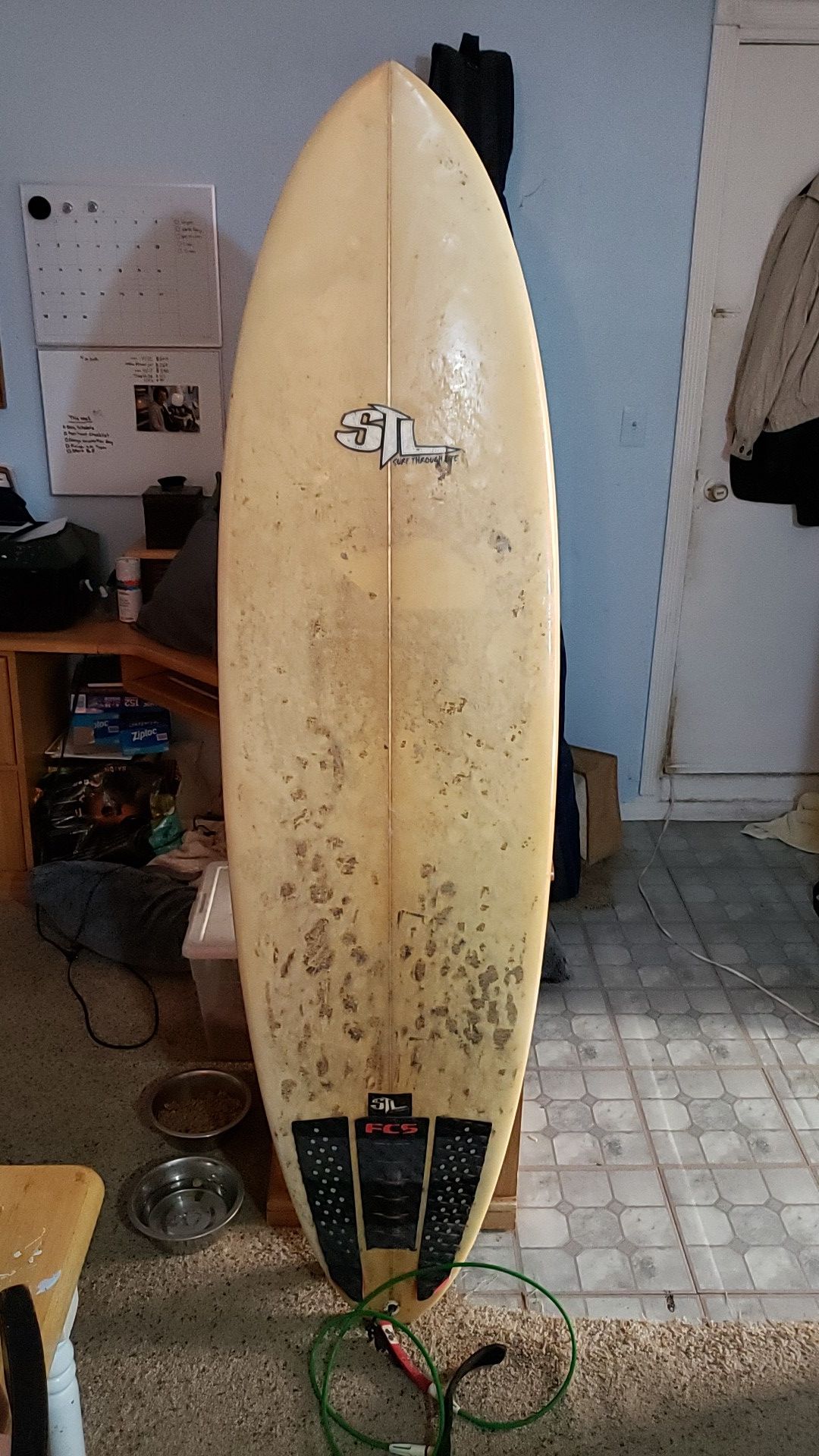 STL 6'2 Surfboard w/ leash