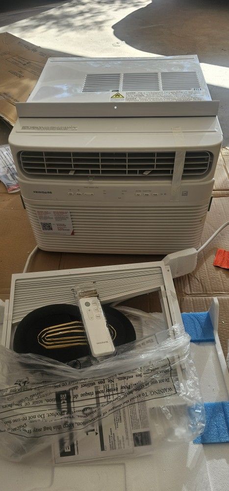 Frigidaire 12,000BTUSmart Window Air Conditioner with Wi-FiandRemotein White