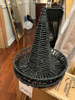 2 witch hats decor