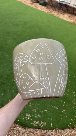 7” Mushroom planter with drainage