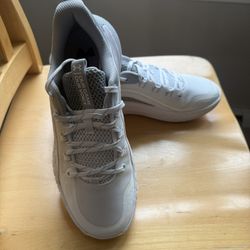 Women’s 10.5 Under Armour HOVR Ascent 2 Shoes