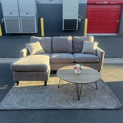 Gray Small Sectional Couch Sofa 🌟 Free Delivery!🚚💨