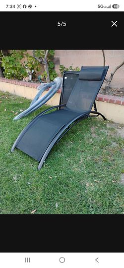 Outdoor lounge chairs nuevas las dos por $40 dolares