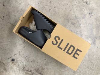 Yeezy Slide Dark Onyx 7M BRAND NEW