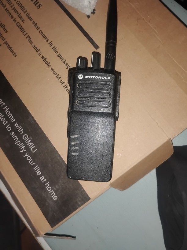 Motorola XPR 7350 E Walkie-talkie No Charger It's Still Turns On Has A 29 Hour Battery Life