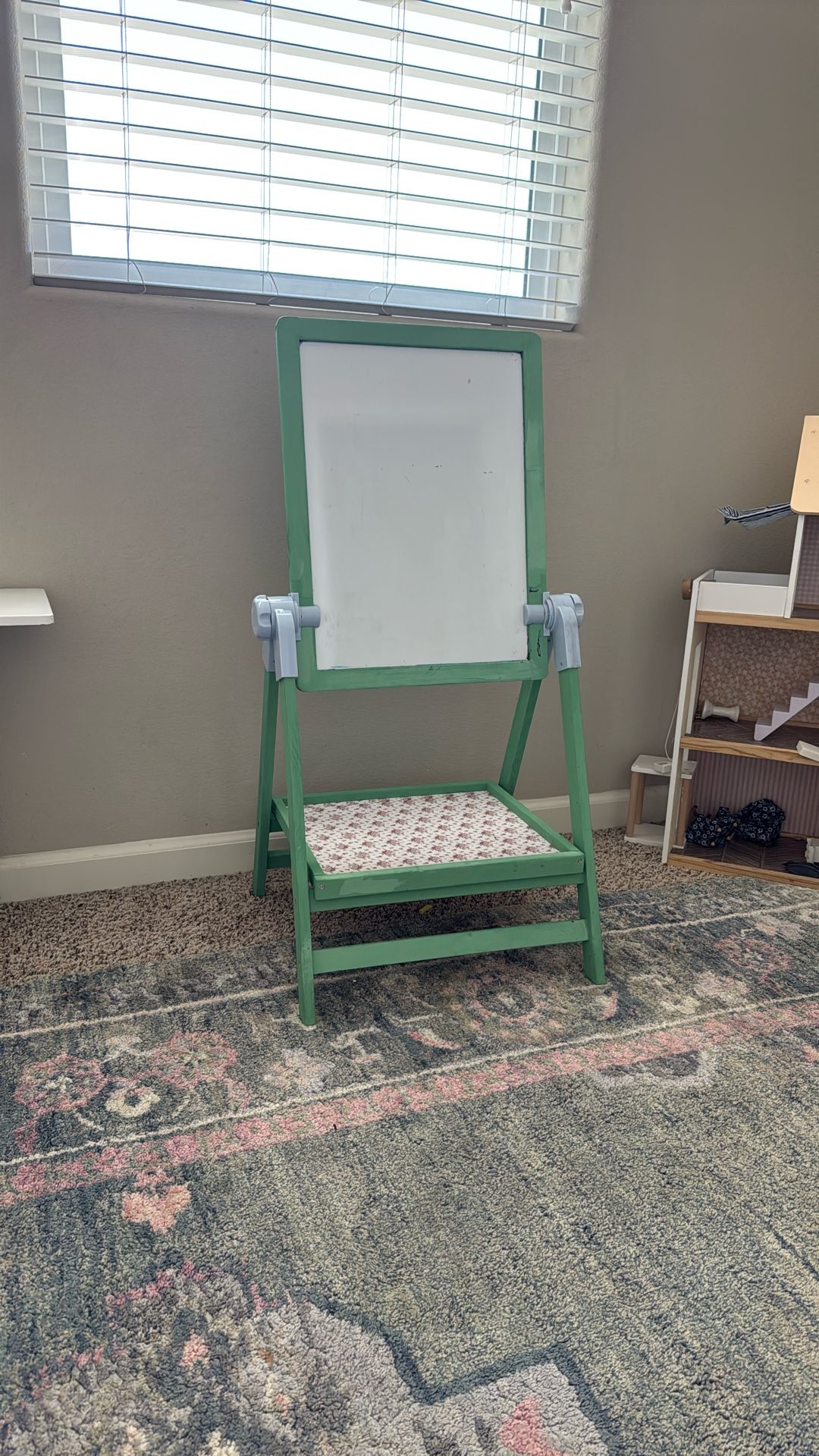 FREE - Whiteboard Easel