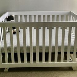 Beautiful Adjustable Baby Crib