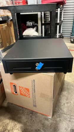 Retail stackable cash drawers with key