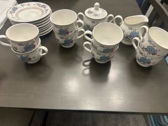 19 Piece vintage Noritake Versatone plate in the "Bleufleur" Pattern