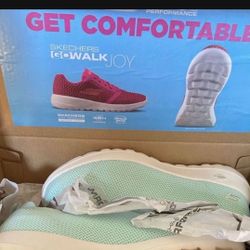 🎅XMAS 🎁🎁Sz 7 Pistachio Color Skechers SALE SALE  $45 🎈🎈