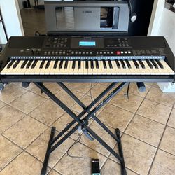 YAMAHA KEYBOARD - PSR E463. w/ stand, foot pedal, headphones and outlet plug in.