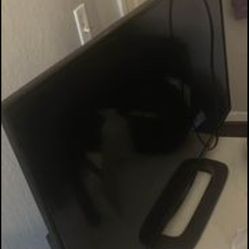 32 Inch Insignia Roku Tv W/ Remote