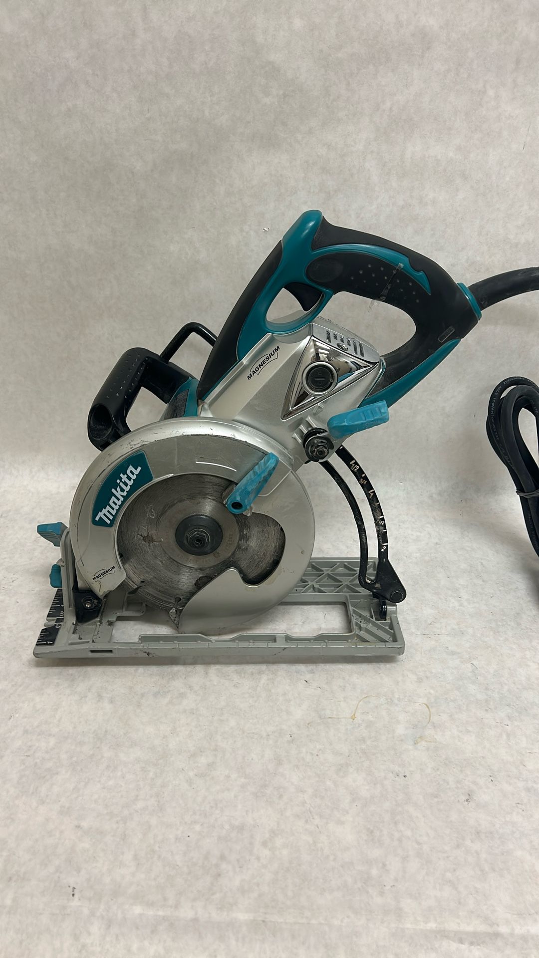 Makita magnesium 7 1/4 inch saw worm drive lightweight