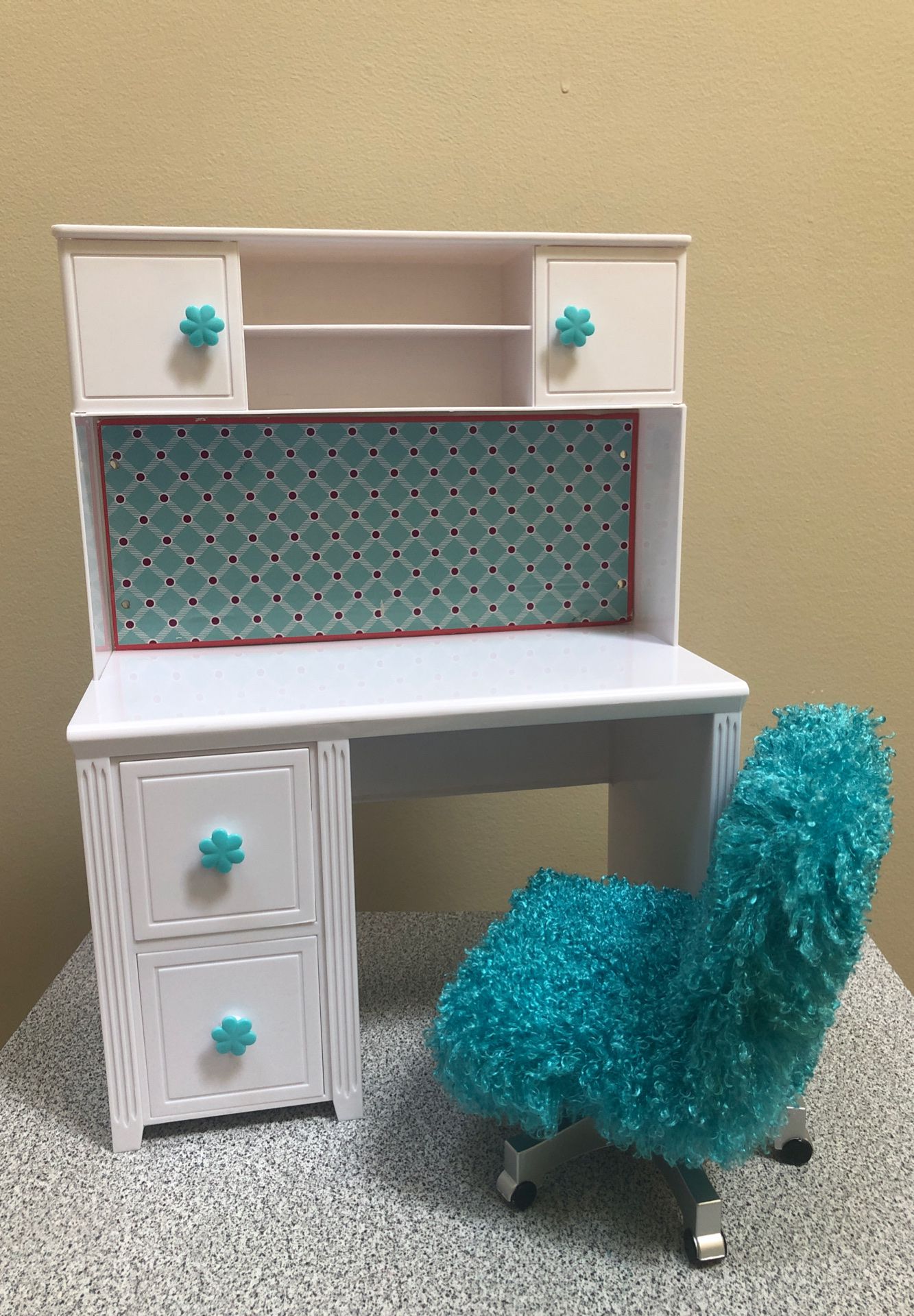 Toy desk with chair