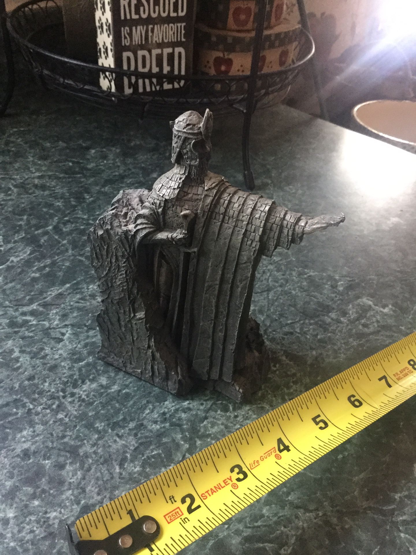 Sideshow-Weta-Collectible-Lord-of-the-Rings-The-Argonath-statue has small nick not noticeable