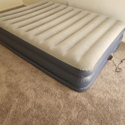 Queen Air Mattress w/built-in pump (original owner) 