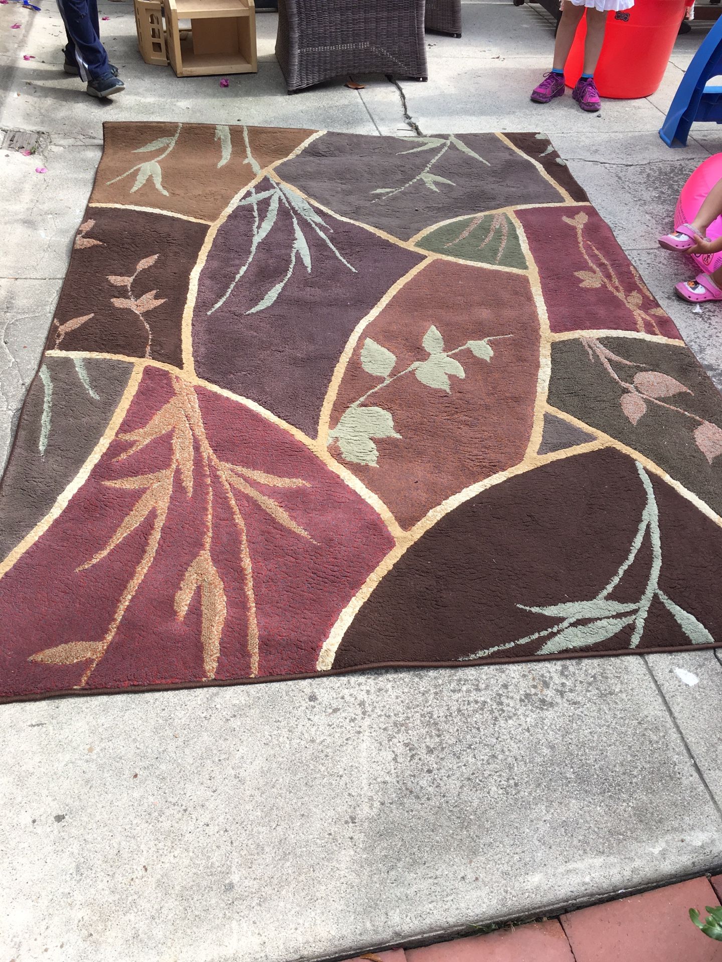 Beautiful floral area rug, 5’ x 7’