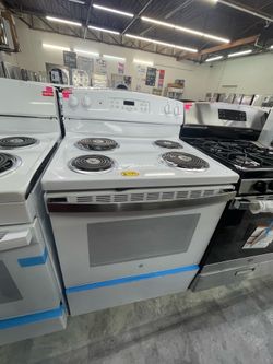 GE Electric stove 4 burners in color white