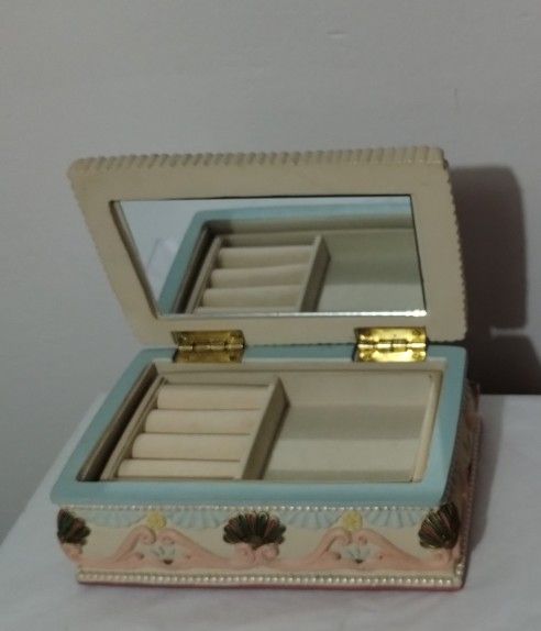 VINTAGE ORNATE CAST RESINE JEWELRY BOX 8"×5"×3"