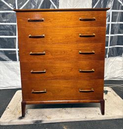Henredon Five Drawer chest Mid Century Modern.