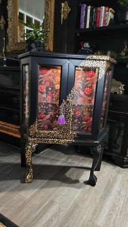Stunning 🐆🖤Glam/ Eclectic/ Whimsical Claw Feet & Lighted Glass Curio Cabinet/ Bookcase/ Bar