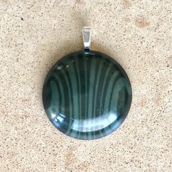 🟢 Pretty, green circle swirl pendant made from a vintage plastic cabochon