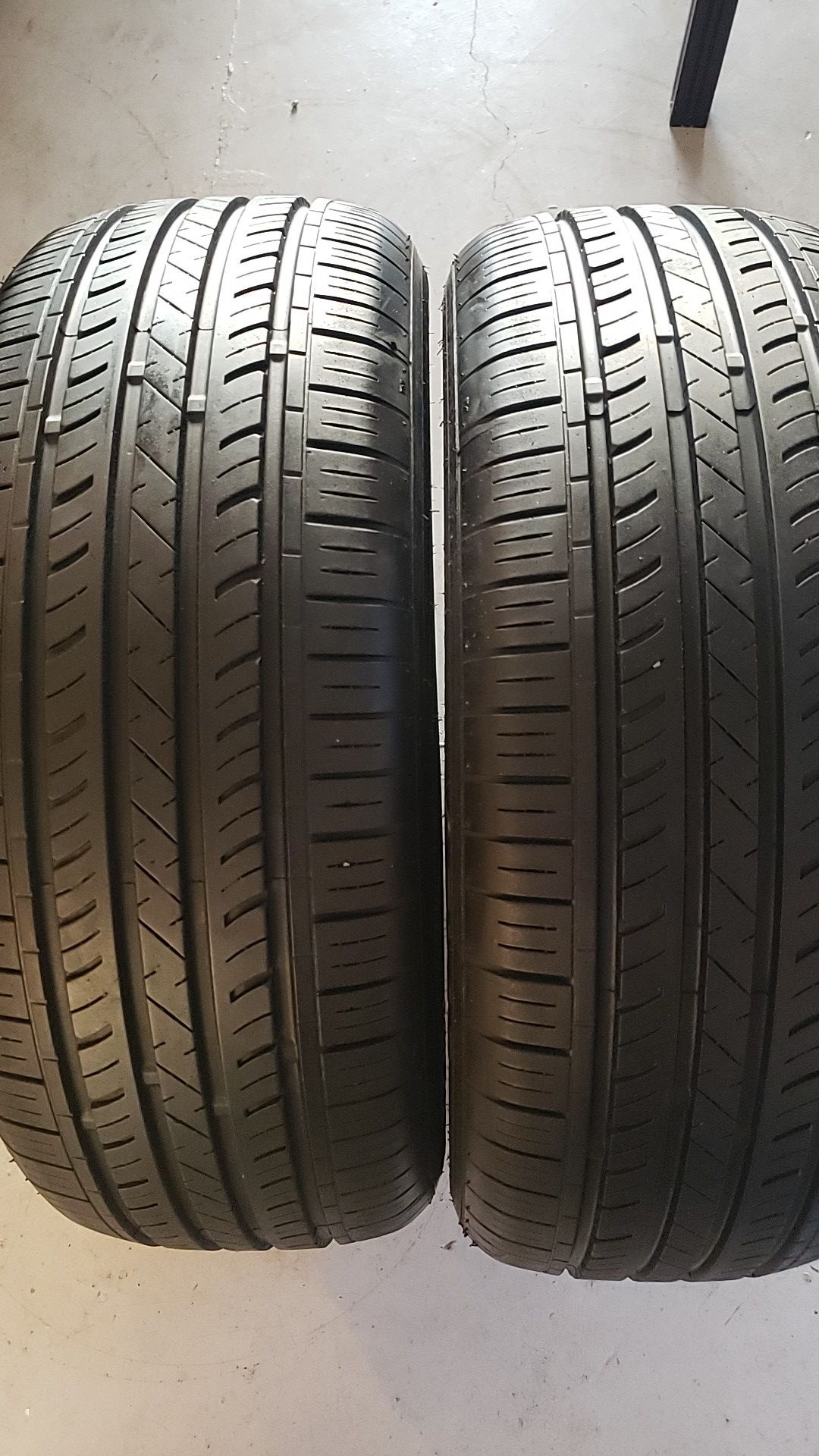 Land sport in good condition 2 tires 215 55 17 80%. Tread