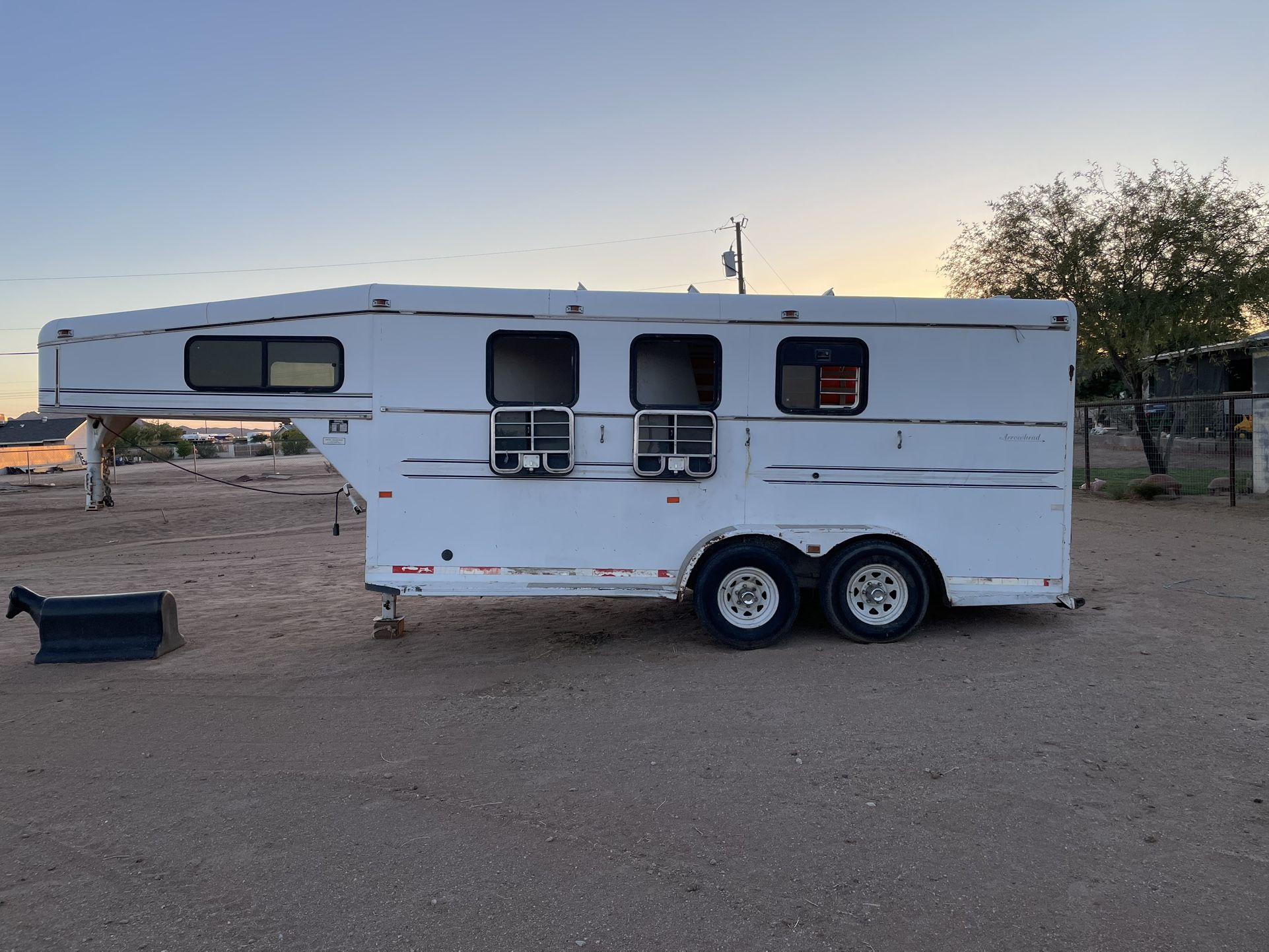 1997 Arrowhead 3 Horse Slant Gooseneck Horse Trailer