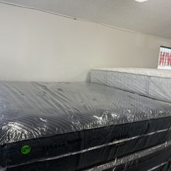KING SIZE SIMMONS BEAUTYREST BLACK SERIES 2 (MEDIUM) MATTRESS & BOX SPRINGS BED SET