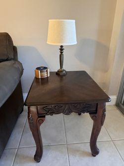 2 Side Tables With Lamps And Coffee Table