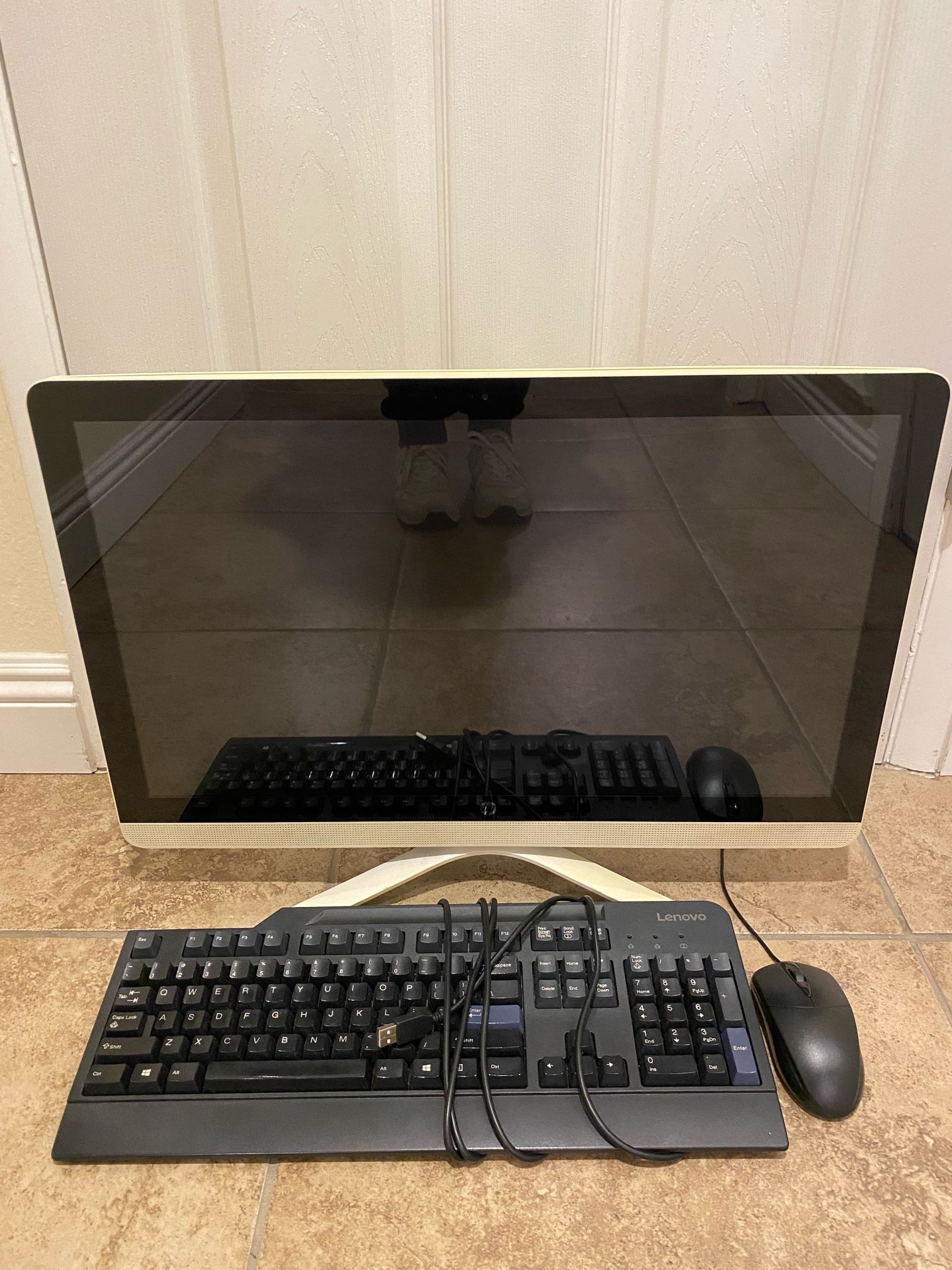HP 24-G020 with 23.6 inch Touch Screen All in One Computer