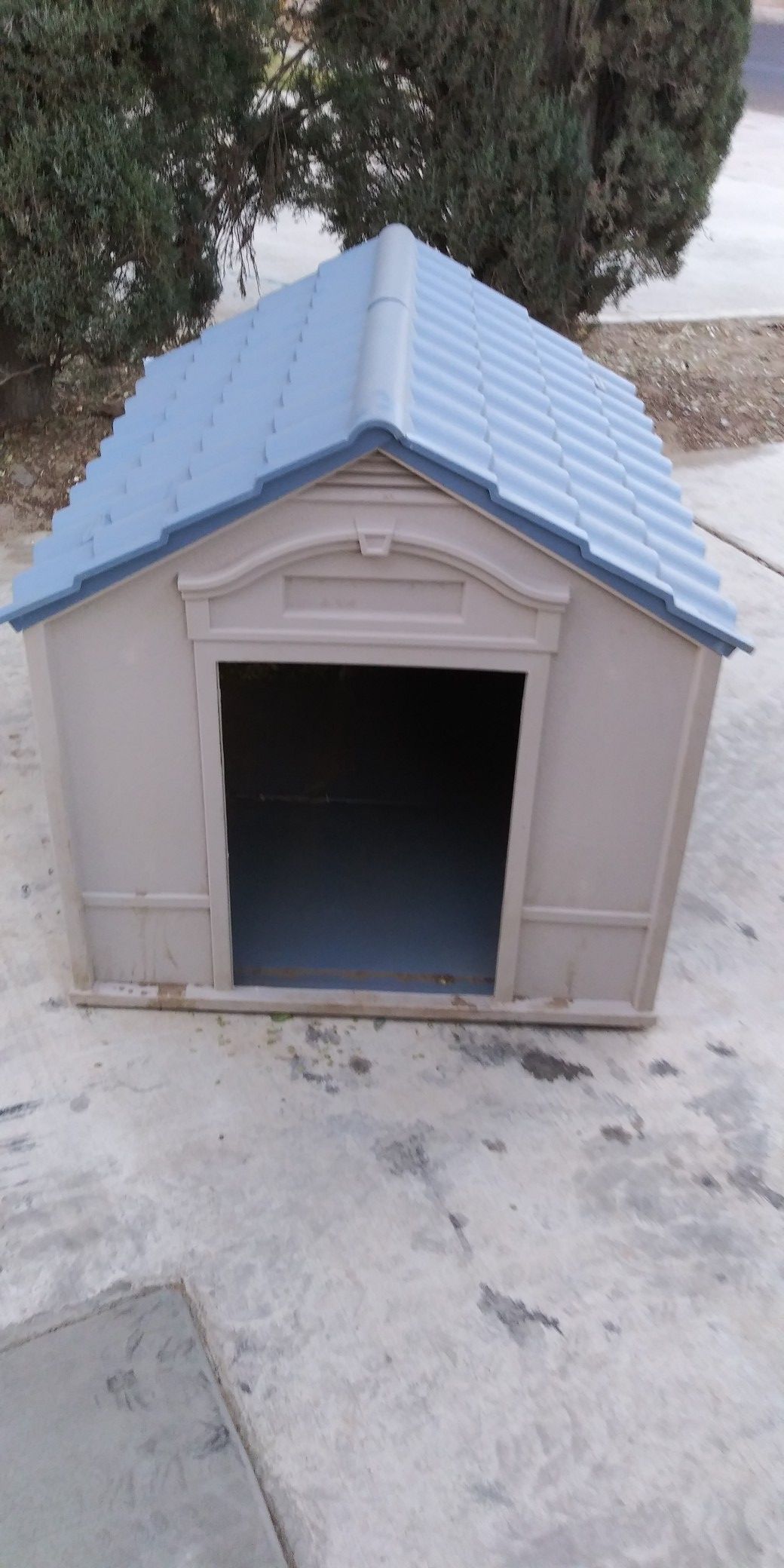 Medium sized dog house