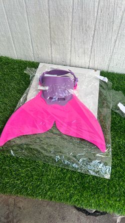 una aleta de natación infantil tipo sirena en color rosa con un soporte ajustable morado para los pies.    Hacer una pregunta adicional
