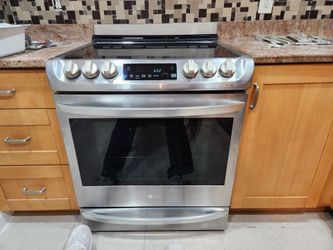 LG STOVE CONVECTION OVEN AND LG REFRIGERATOR 32" WITH ICE MAKER