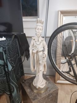 Japanese geisha statue
