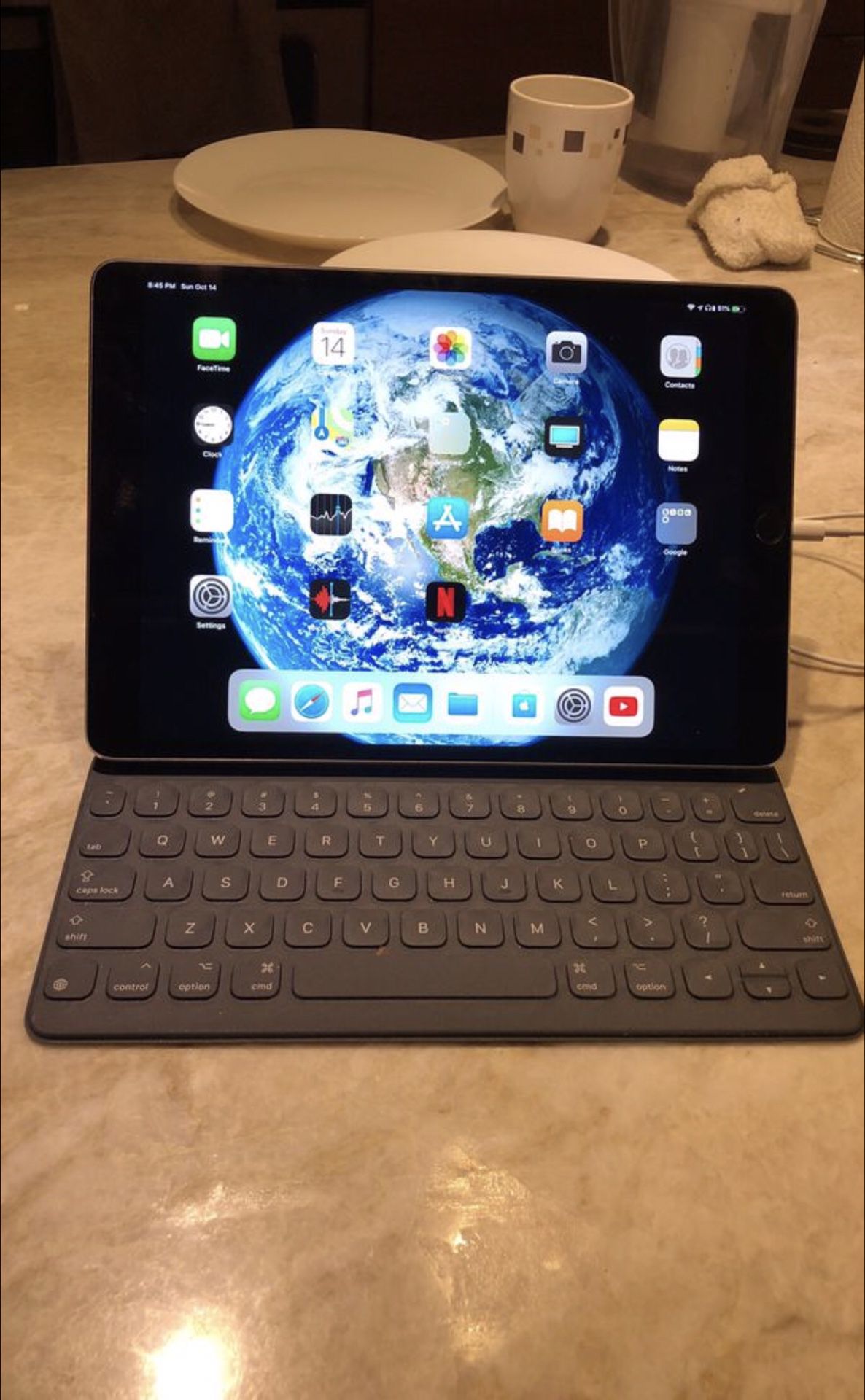 iPad Pro 10.5 64gb space gray, Apple Pencil & Apple keyboard included (WiF)